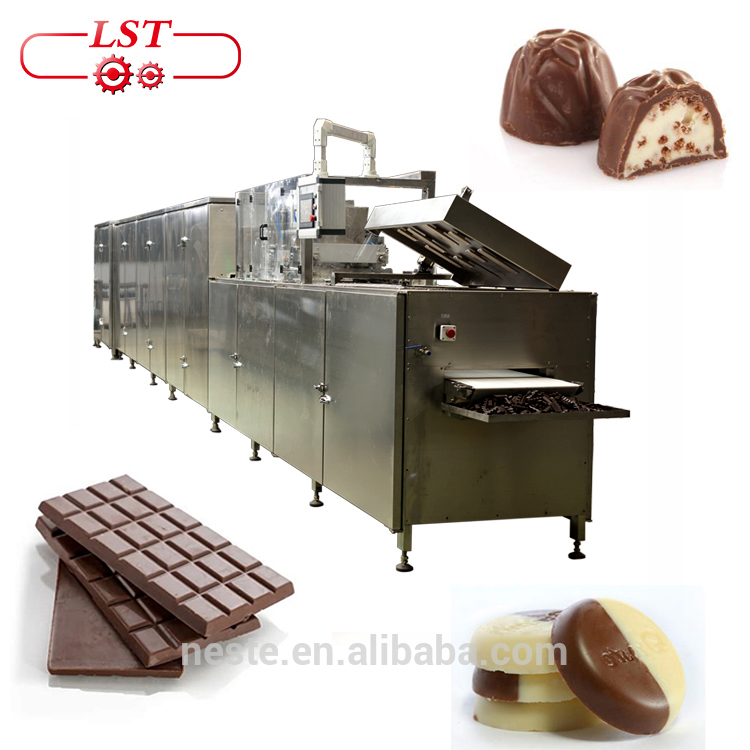 Chocolat grouillant d'équipements d'usine de coulée de chocolat formant la machine